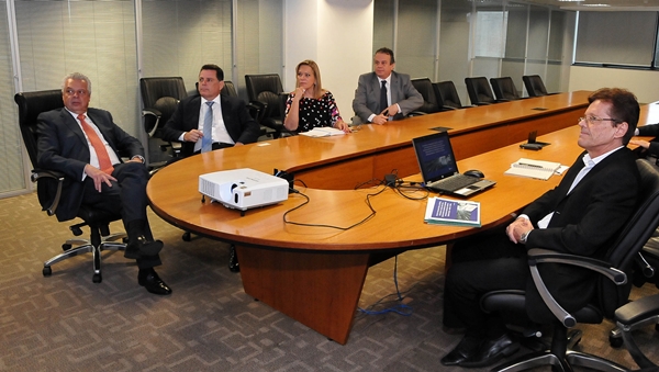 Marconi e os deputados eleitos, Lêda Borges e Célio Silveira (PSDB), em reunião sobre transporte no Entorno | Foto: Laílson Damásio