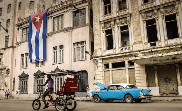 Bandeira de Cuba em Havana: a ilha ganha fôlego com o laço diplomático retomado com os Estados Unidos Foto: Adalberto Roque/AFP/Getty Images