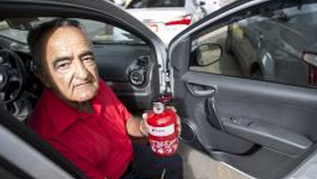 O taxista Lázaro Jacinto, já usa o extintor de incêndio do tipo ABCMarcelo Camargo/Agência Brasil
