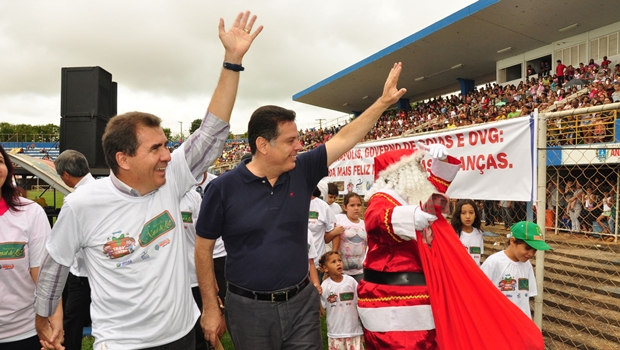 Governador Marconi Perillo (PSDB) e prefeito de Anápolis, João Gomes (PT), chegam à entrega dos brinquedos