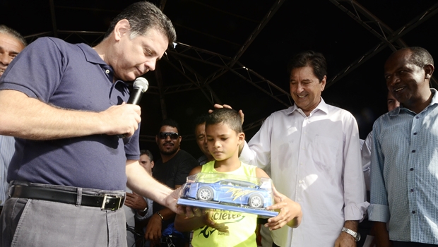 Governador entrega brinquedo em Aparecida. Prefeito Maguito Vilela (PMDB) também esteve presente | Foto Rodrigo Cabral