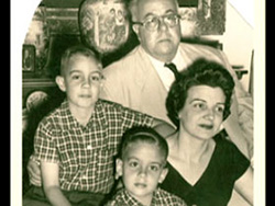 Carlos Eire (o mais novo) com os pais, ainda em Cuba: sua mãe  foi para os Estados Unidos,  mas ele nunca mais viu o pai