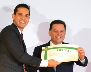 Zé Antônio ao ser diplomado pelo governador Marconi Perillo (PSDB) | Foto: Reprodução/Facebook