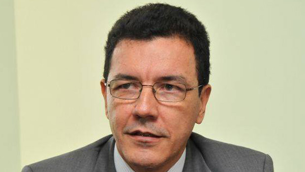 Edward Madureira: “O aluno deve sair do ensino básico dominando, no mínimo, as linguagens escrita e lógica”
