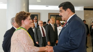 Presidenta Dilma Rousseff recebe cumprimentos do Presidente da República Bolivariana da Venezuela, Nicolás Maduro Moros durante cerimônia de posse do segundo mandato da Presidenta da República Dilma Rousseff e do Vice-Presidente da República Michel Temer/Foto: Roberto Stuckert Filho/PR.