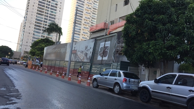 Cones em frente à uma construção no Setor Bueno | Foto: Alexandre Parrode / Jornal Opção