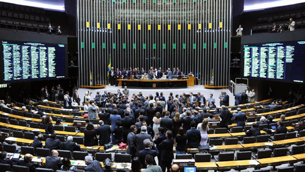 Se o Congresso Nacional demora 10 anos para votar um projeto, como é possível mudar alguma coisa na educação, que demanda de soluções agora?