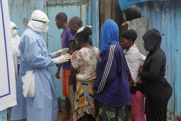 A epidemia de Ebola está diminuindo, mas o vírus ainda está presente em um terço das áreas dos três países da África Ocidental mais afetados | Foto: Ahmed Jallanzo/EPA/Agência Lusa/ Direitos Reservados