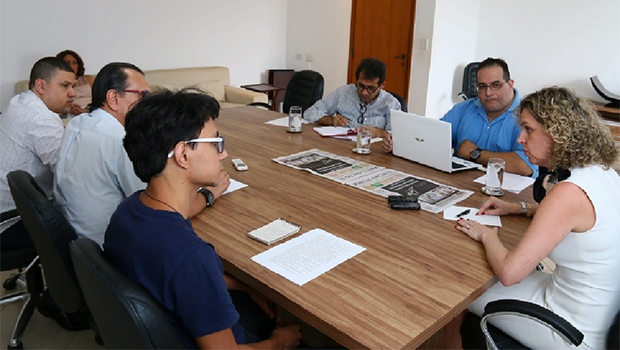 Ana Carla Abrão Costa, secretária da Fazenda, é entrevistada pelos repórteres Marcos Nunes Carreiro, Cezar Santos, Frederico Vitor e Euler de França Belém e pelo economista Everaldo Leite, na redação do Jornal Opção | Foto: Fernando Leite/Jornal Opção