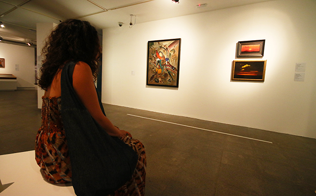 “Meus olhos viram o que de mais bonito pode estar no coração do homem”, diz atriz Cynthia Borges ao perambular pela galeria em Brasília | Foto: Fernando Leite/Jornal Opção