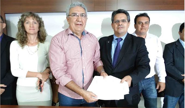 Prefeito Laurez Moreira durante assinatura do contrato de parceria com a empresa Saneatins - Odebrecht Ambiental e com a Caixa Econômica Federal | Foto: Jeferson Ferrari