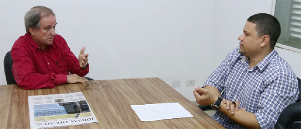 Daniel Aarão em entrevista ao repórter Frederico Vitor: “Prestes não segurou o microfone para Getúlio Vargas falar. Isso é mentira" | Foto: Jornal Opção
