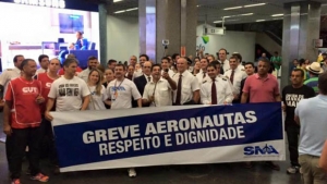 Protesto no aeroporto do Galeão, no Rio de Janeiro. No local, de 17 voos, 2 tiveram atrado e um foi canelado, no período de meia-noite a 8 horas/  Foto: Oswald Lion / Fotos Públicas