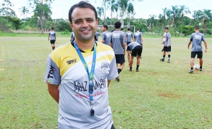 Fabrício Carvalho, técnico do sub-20 do Goiânia: compensando a diferença de estrutura para o “gigante” Goiás | Foto: Fernando Leite/Jornal Opção