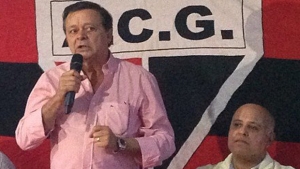 Jovair Arantes (em pé) e Maurício Sampaio, em eleição da presiência do Atlético / Foto: Facebook