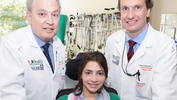 Laís Souza ao lado de médicos que auxiliam na recuperação | Foto: Reprodução/Site Eu Apoio Laís Souza