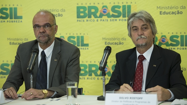 O secretário-executivo do MEC, Luiz Cláudio Costa e o diretor de Políticas da Secretaria de Educação Superior, Dilvo Ristoff, em entrevista coletiva sobre as inscrições no Sisu de 2015 | Foto: Marcelo Camargo/Agência Brasil