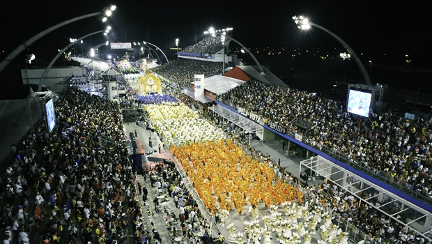 Desfile da campeã de 2014, Mocidade Alegre | Foto: Marcos Lins / SPTuris