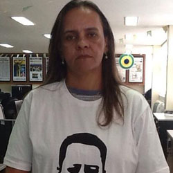 Jornalista do jornal O Popular, Rosana Melo publicou imagem no Facebook usando camiseta com o rosto de Valério Luiz