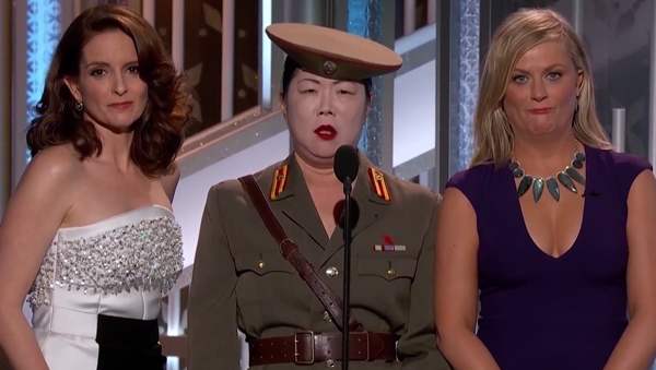 Tina Fey e Amy Poehler ladeiam personagem satírica do ditador norte-coreano Kim Jong-Un | Foto: reprodução / vídeo NBC