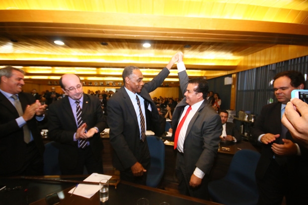 De mãos dadas, Sebastião Macalé (à esq.) e Enil Henrique (à dir) / Foto: Fernando Leite/Jornal Opção