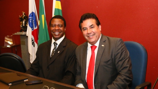 Na imagem, o vice-presidente eleito nesta quinta-feira (26) juntamente com o presidente da OAB-GO, Enil Henrique | Foto: Fernando Leite / Jornal Opção