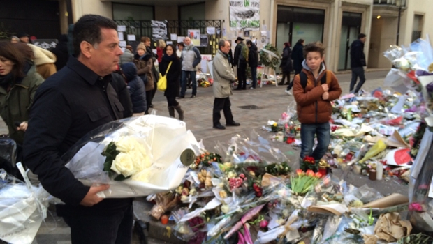 Governador Marconi Perillo deposita rosas brancos na frente da sede do Charlie Hebdo | Foto: Gabinete de Imprensa de Goiás