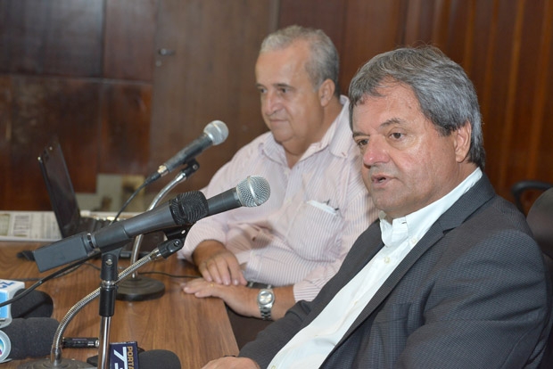 Presidente da Agetop (à direita) concede entrevista a repórteres políticos | Foto: Y Maeda/ Assembleia Legislativa