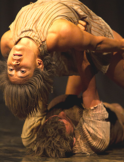 O coreógrafo João Paulo já conhecia os contos de Guimarães; agora, os bailarinos Daniel Calvet e Andrey Alves dão vida aos movimentos em Rosa / Foto: Lu Barcelos