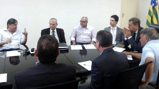 Jânio Darrot e José Eliton escutam empreendedores que pretendem investir em Trindade: governo de Goiás com “total interesse” em apoiar