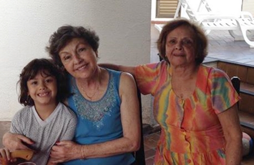 Helê Parrode Bernardes (ao centro), com a sobrinha-neta Sofia e a irmã Antônia Parrode 