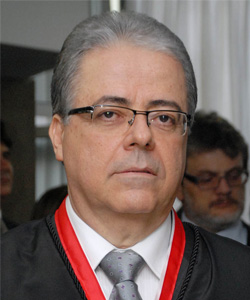 No domingo, 1º, foi empossado, como presidente do Tribunal de Justiça de Goiás, o desembargador dr. Leobino Valente Chaves