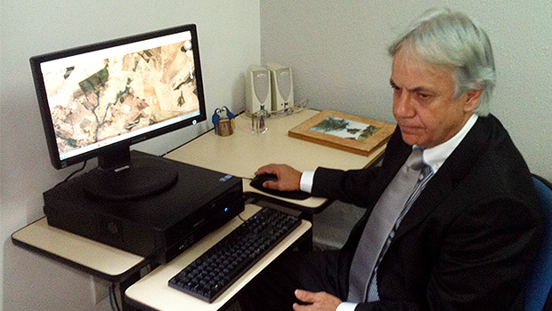 Luciano de Carvalho mostra áreas desmatadas | Foto: Marcello Dantas/Jornal Opção Online