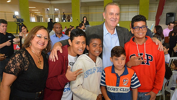 Neyde  Aparecida (à esquerda), secretária de Educação, com Paulo Garcia e alunos da rede municipal. Ela deve ir para a Comurg | Foto: Edilson Pelikano/DIvulgação