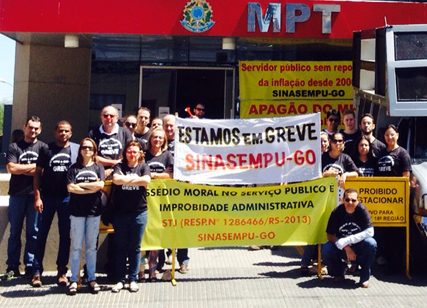 Concursados do MPF e MPT Goiás cruzam os braçosem | Foto: Divulgação
