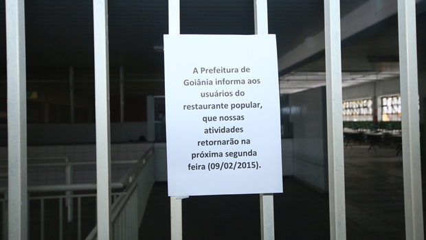 Aviso afixado na porta do local | Foto: Fernando Leite / Jornal Opção