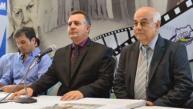 Cleudes Baré (no meio) e o deputado Hélio de Sousa, presidente da Assembleia Legislativa de Goiás / Foto: Sérgio Rocha