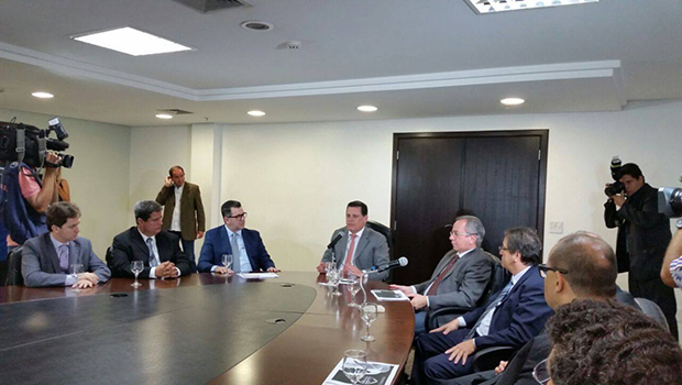 Governador Marconi Perillo (ao centro) reunido com presidente do Detran, João Furtado, e diretores do órgão, no Palácio das Esmeraldas / Foto: Siga Marconi