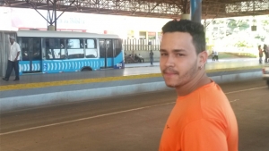 “Parece não ser muita coisa, mas, ao final, pesa bastante no orçamento", diz o jovem Vinícius Tavares l Foto Marcelo Gouveia