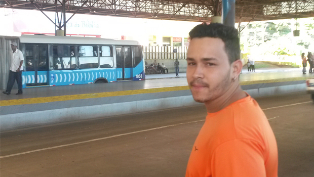 “Parece não ser muita coisa, mas, ao final, pesa bastante no orçamento", diz o jovem Vinícius Tavares l Foto Marcelo Gouveia