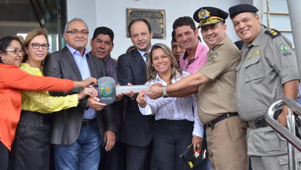 Prefeito Jânio Darrot durante solenidade de anúncio de melhorias para a segurança da cidade