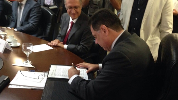 Governador assina carta que será encaminhada à presidente | Foto: reprodução / Siga Marconi