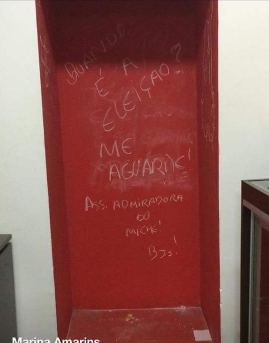 Local onde a cadeira ficava exposta na PUC Goiás; na foto, as pichações que aparecem dizem respeito a eleições | Foto: reprodução / Atlética de Direito da UFG