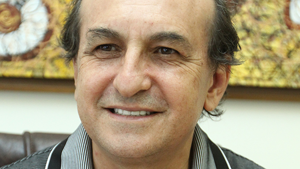 Ganhador dos prêmios Jabuti e Jaburu, Edival Lourenço: “Há editores locais com muita dedicação e estratégia para superar dificuldades desse mercado” | Foto: Fernando Leite/Jornal Opção