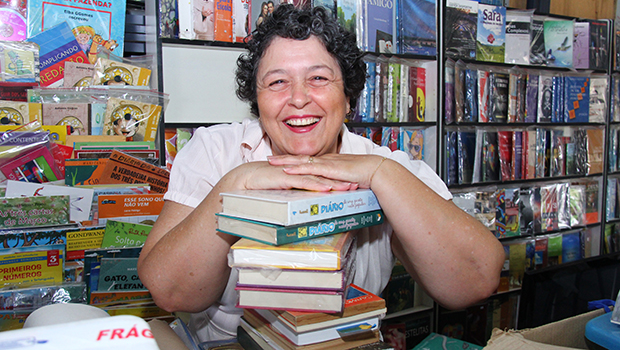 Há 16 anos no comando da R&F Editora, Izaura Maria ressalta a necessidade de valorizar as editoras, os escritores e os leitores goianos | Foto: Fernando Leite/Jornal Opção