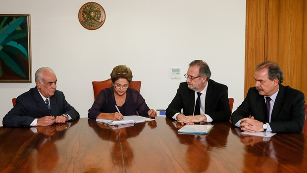 Dilma sanciona Lei dos Caminhoneiros | Foto: reprodução / Roberto Sruckert Filho / Presidência da República