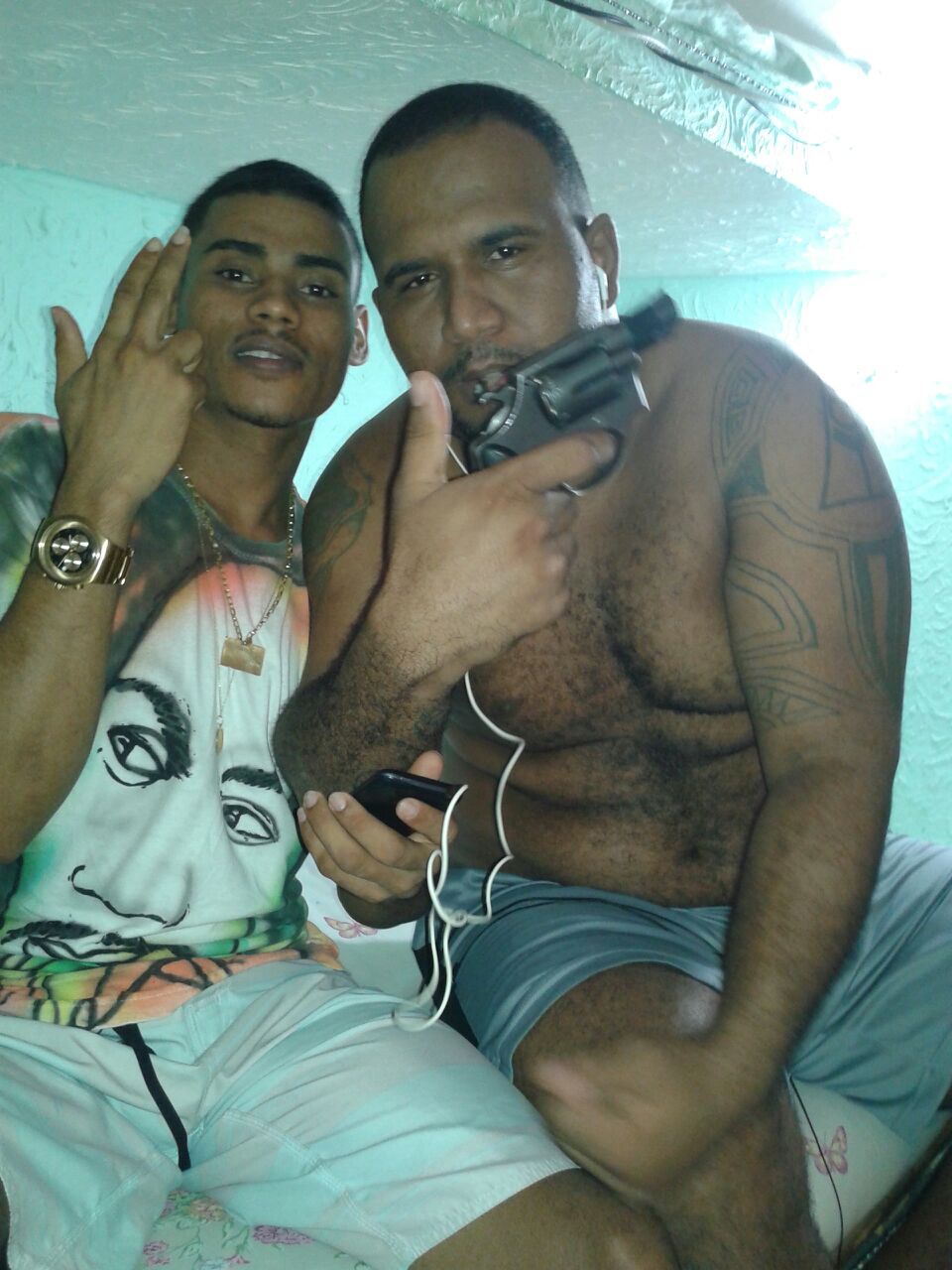 Presos portando armas dentro de penitenciária na Bahia | Foto: reprodução / Sinspeb