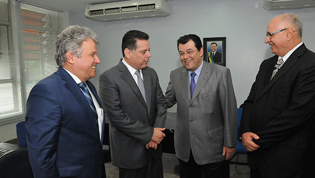 Marconi tratando sobre a Celg com o ministro das Minas e Energia | Foto: Lailson Damásio
