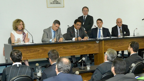 Secretária Ana Carla Abrão, os deputados Francisco Jr., Talles Barreto, o secretário Thiago Peixoto e o presidente da Alego, Hélio de Sousa | Foto: Marcos Kennedy  