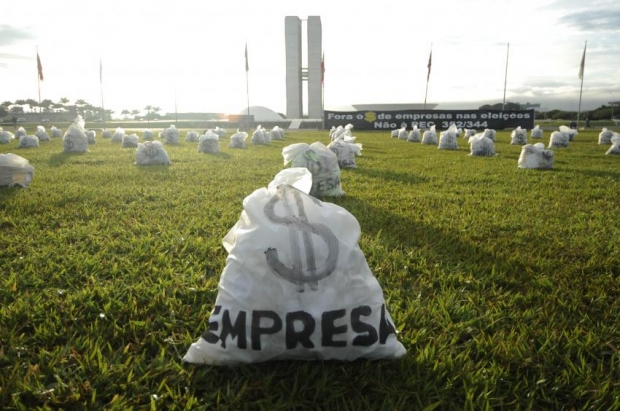 Manifestação em frente ao prédio do Congresso Nacional, com duzentos sacos de dinheiro simbolizando o financiamento empresarial de campanhas eleitorais. | Foto: Pedro França/Agência Senado